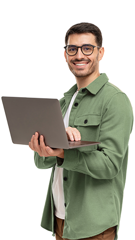 "MyCode tələbəsi – gülümsəyərək noutbukla real kod yazmağa fokuslanan kişi